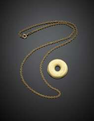 Yellow textured gold chain and cm 3 circa wheel pendant with names inscribed