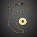 Yellow textured gold chain and cm 3 circa wheel pendant with names inscribed - photo 1