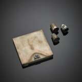 Silver lot comprising a cm 8x8 circa powder compact with a diamond and a ruby and three thimble - Foto 2