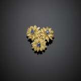 Yellow gold blue stone three flower brooch - Foto 1