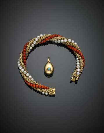 Lot comprising a yellow gold pearl and red coral torchon bracelet of cm 20.80 circa marked 20 VR - photo 1