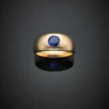 Yellow gold round synthetic sapphire ring - фото 1