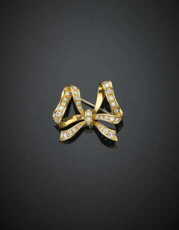 Yellow gold diamond bow brooch/pendant - фото 1