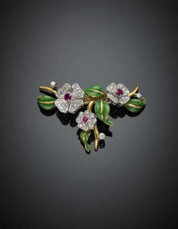 Bi-coloured gold diamond ruby and green enamel floral brooch - Foto 1