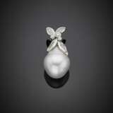 White gold diamond pendant holding a mm 20.38x16.40 circa irregular South Sea pearl - photo 1