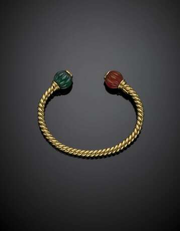 Yellow gold twisted bangle ending with two carved carnelian and green microcrystalline quartz beads - фото 1