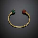 Yellow gold twisted bangle ending with two carved carnelian and green microcrystalline quartz beads - фото 1