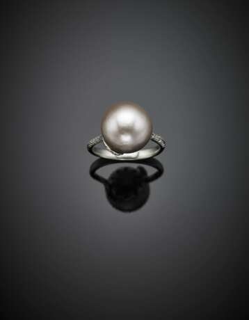 Grey mm 12.90/13.30 pearl white gold ring - фото 1