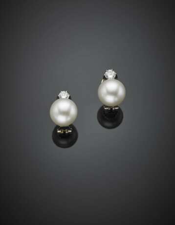 White mm 12.70 circa cultured pearl and diamond in all ct. 0.85 circa white gold earclips - Foto 1