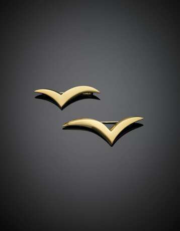 TIFFANY & CO | Pair of stylized swallow yellow gold brooches - фото 1
