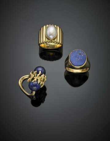 Yellow gold lot comprising three rings with mabé pearl - photo 1