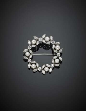 White gold diamond and pearl wreath brooch - photo 1