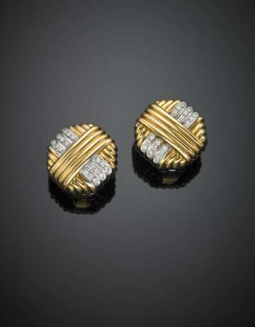 Bi-coloured gold diamond grooved earclips in all ct. 0.35 circa - Foto 1
