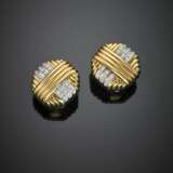 Bi-coloured gold diamond grooved earclips in all ct. 0.35 circa - Foto 1