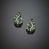 Bi-coloured 18K and 9K gold emerald and diamond spiral earclips - photo 1