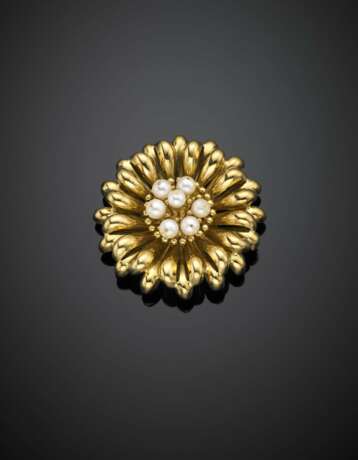 Yellow gold and pearl flower brooch - photo 1