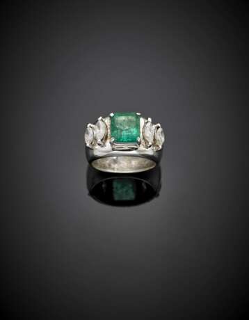 Step cut ct. 3.10 circa emerald and marquise diamond in all ct. 1.20 circa white gold ring - фото 1