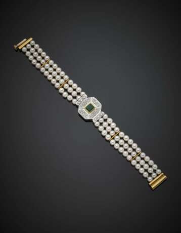 Three strand cultured pearl bracelet with white gold diamond and emerald ct. 1.10 circa central - photo 1