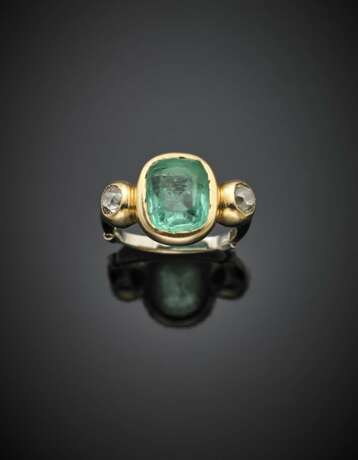 Cushion shape ct. 3.60 circa emerald and old mine diamond yellow gold ring - фото 1
