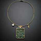 Yellow gold wire necklace with a carved jadeite pendant of cm 5.80 circa also accented with opal and cultured pearl - фото 1