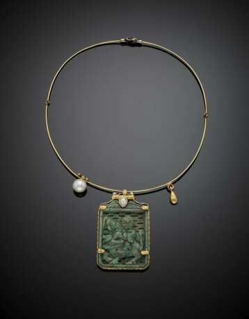 Yellow gold wire necklace with a carved jadeite pendant of cm 5.80 circa also accented with opal and cultured pearl - Foto 1