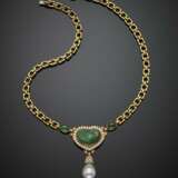 Yellow gold chain necklace with heart shape carved emerald and pendant pearl central accented with cabochon emeralds and diamonds - Foto 1