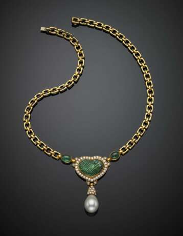 Yellow gold chain necklace with heart shape carved emerald and pendant pearl central accented with cabochon emeralds and diamonds - photo 1