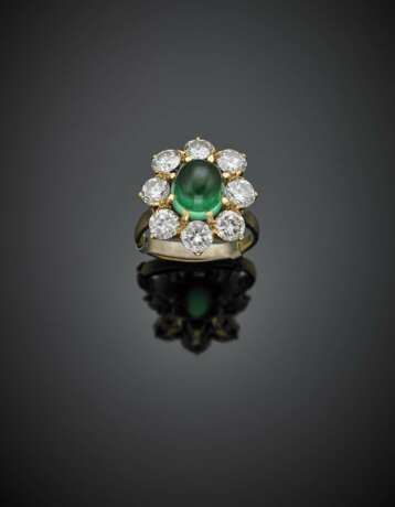 Round in all ct. 3.20 circa diamond and green composite stone yellow gold ring - фото 1