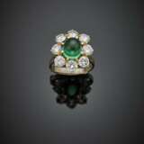 Round in all ct. 3.20 circa diamond and green composite stone yellow gold ring - Foto 1
