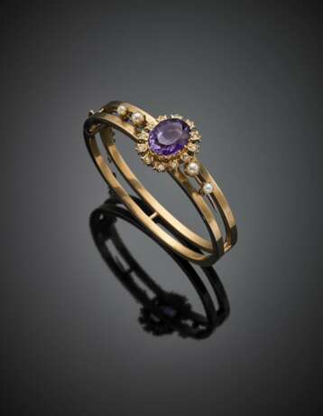 Yellow gold ct. 8.15 circa oval amethyst and small pearls cuff bracelet - фото 1