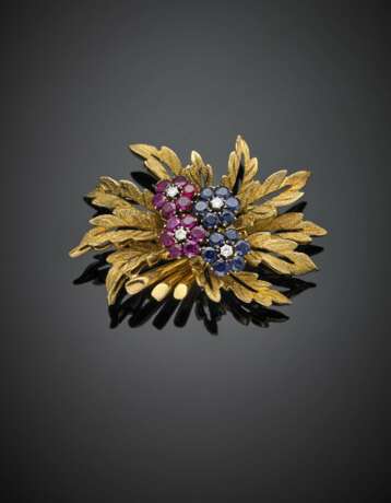 Yellow gold diamond ruby and sapphire floral brooch - Foto 1