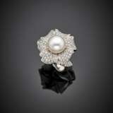White gold mm 12 circa cultured pearl and diamond pavé flower ring - photo 1