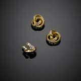 Yellow gold diamond lot comprising a ring size 11.50/51.50 and earclips of cm 2.10 circa - Foto 1