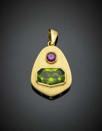 Fancy shape ct. 17 circa peridot and round ruby yellow partly sable gold pendant - фото 1
