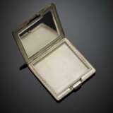 M.BUCCELLATI | Chiselled silver powder compact set with vitreous pastes - фото 3