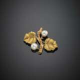 CHIARAVALLI | Pink and yellow chiselled gold floral brooch with two cultured mm 6.80-7.70 circa pearls - фото 1