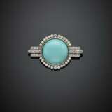 Round mm 19.35 circa cabochon turquoise and diamond white gold brooch - photo 1