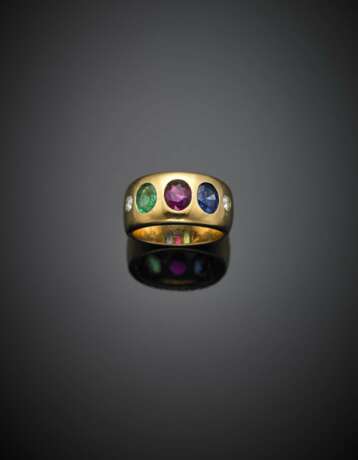Oval ruby sapphire and emerald yellow gold band ring accented with two diamonds - Foto 1
