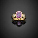 Cushion shape ct. 2 circa pink sapphire and diamond shoulders in all ct. 0.40 circa yellow gold ring - фото 1