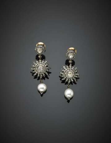 Silver and 9K gold pendant earrings with irregular diamonds holding two pearls of mm 8.90 circa - фото 1