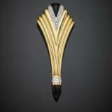 Carved onyx and diamond bi-coloured gold plume brooch - photo 1