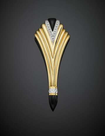 Carved onyx and diamond bi-coloured gold plume brooch - photo 1