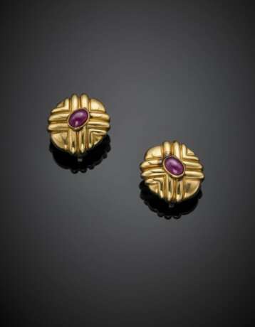 Yellow gold cabochon ruby earrings - фото 1