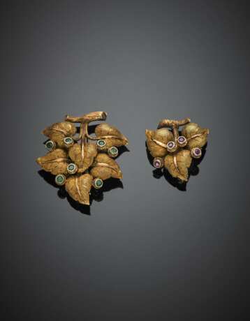 Two yellow chiselled gold emerald and ruby floral brooches - Foto 1