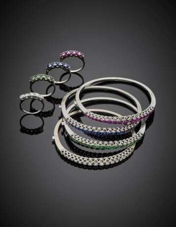 White gold diamond ruby sapphire and emerald lot comprising four bangles diam. cm 5.50 circa and four rings size 13/53 - Foto 1