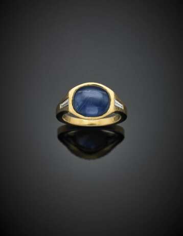 Cabochon ct. 4.80 circa sapphire and tapered diamond shoulder yellow gold ring - Foto 1