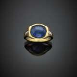 Cabochon ct. 4.80 circa sapphire and tapered diamond shoulder yellow gold ring - фото 1
