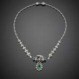 White gold diamond and emerald necklace with central adjustable as cm 3.80 circa brooch with ct. 1.70 circa pear shape emerald - Foto 2