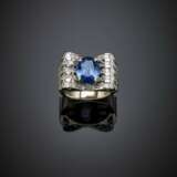 Oval ct. 5 circa sapphire with round and carré diamond yellow gold ring - фото 1