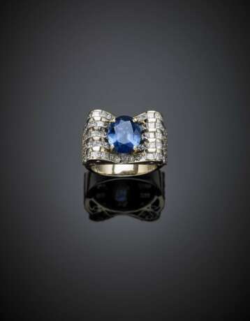 Oval ct. 5 circa sapphire with round and carré diamond yellow gold ring - Foto 1